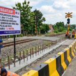 Tekan Angka Kecelakaan, KAI Daop 7 Pasang Patok Baja di Perlintasan Blitar