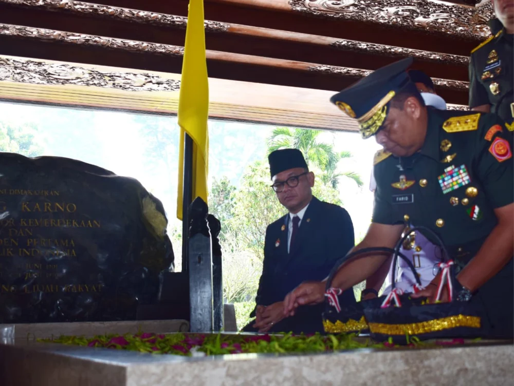 Peringati HUT Ke-61, Lemhannas RI Ziarahi Makam Bung Karno di Blitar
